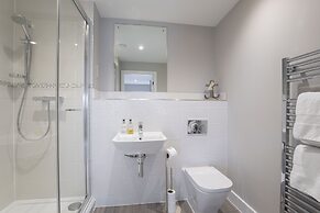 Elliot Oliver - Luxury 3 Bedroom Town Centre Apartment With Parking