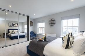 Elliot Oliver - Luxury 3 Bedroom Town Centre Apartment With Parking