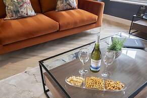 Elliot Oliver - Luxury 3 Bedroom Town Centre Apartment With Parking