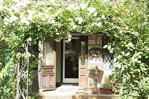 Petit Hotel & Restaurant Old Age