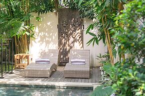 Villa Lora by Villa Finder