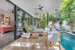 Villa Lora by Villa Finder