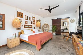 Villa Lora by Villa Finder