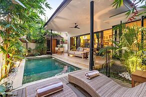 Villa Lora by Villa Finder