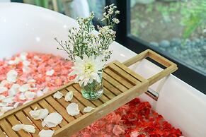 Villa Lora by Villa Finder