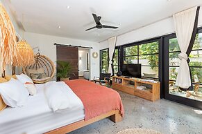 Villa Lora by Villa Finder