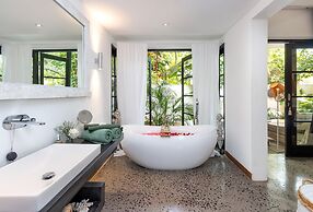 Villa Lora by Villa Finder