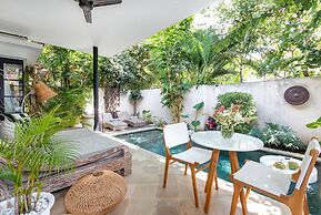 Villa Lora by Villa Finder