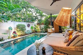 Villa Lora by Villa Finder