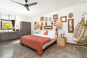 Villa Lora by Villa Finder