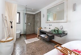 Villa Lora by Villa Finder