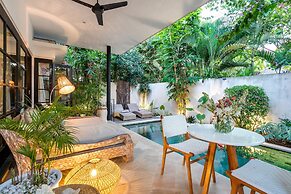 Villa Lora by Villa Finder