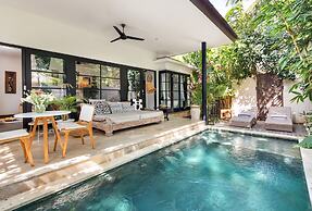 Villa Lora by Villa Finder