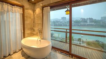 Riverside Boutique Inn