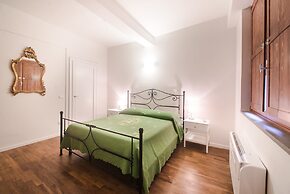 Well-Kept Apartment Short Walk to The Duomo