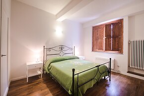 Well-Kept Apartment Short Walk to The Duomo