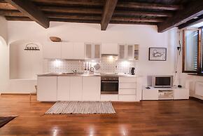 Well-Kept Apartment Short Walk to The Duomo