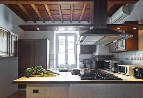 A Few Steps to The Duomo Majestic 5BD Apt