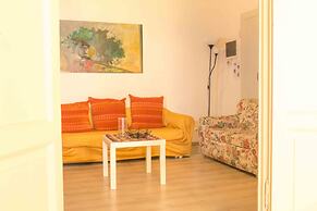 Spacious 4BD Apt Near the Duomo