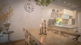 Breathtaking 4BD Apt 5min Walk to Duomo