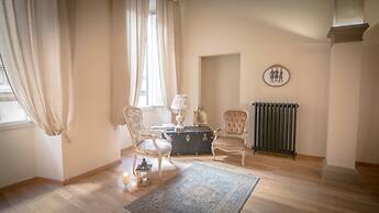 Breathtaking 4BD Apt 5min Walk to Duomo