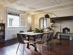 Amazing View to Pitti Palace 3BD Apt