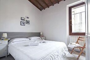 A Few Steps to The Duomo Beautiful 2BD Apt