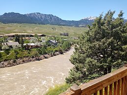 Yellowstone Riverside Cottages