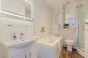 Bright 2 Bedroom Flat in Lambeth With Balcony