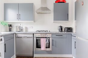 Bright 2 Bedroom Flat in Lambeth With Balcony