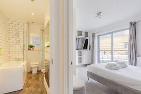 Bright 2 Bedroom Flat in Lambeth With Balcony