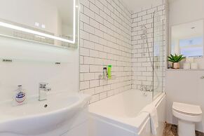 Bright 2 Bedroom Flat in Lambeth With Balcony