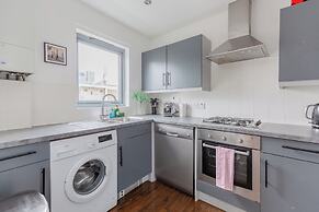 Bright 2 Bedroom Flat in Lambeth With Balcony