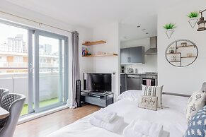 Bright 2 Bedroom Flat in Lambeth With Balcony