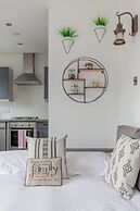 Bright 2 Bedroom Flat in Lambeth With Balcony