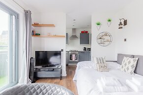 Bright 2 Bedroom Flat in Lambeth With Balcony