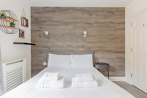 Bright 2 Bedroom Flat in Lambeth With Balcony