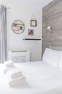 Bright 2 Bedroom Flat in Lambeth With Balcony