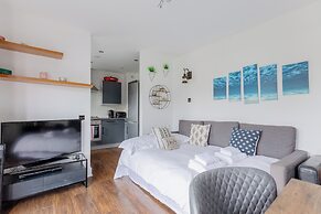 Bright 2 Bedroom Flat in Lambeth With Balcony