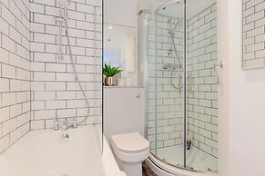 Bright 2 Bedroom Flat in Lambeth With Balcony