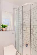 Bright 2 Bedroom Flat in Lambeth With Balcony