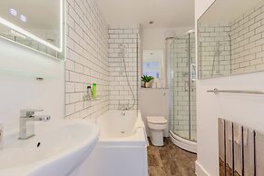 Bright 2 Bedroom Flat in Lambeth With Balcony