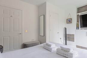 Bright 2 Bedroom Flat in Lambeth With Balcony