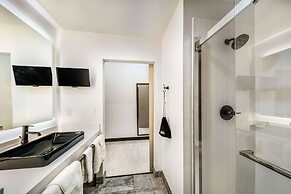 Hy-Lo Hotel, Ascend Hotel Collection