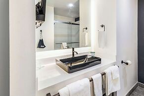 Hy-Lo Hotel, Ascend Hotel Collection
