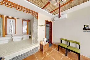 GuBei Water Town Revolution Hotel