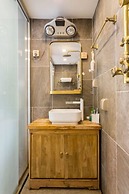 Welcome Home Courtyard - Back Lakes View