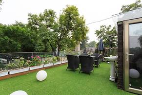 Welcome Home Courtyard - Back Lakes View