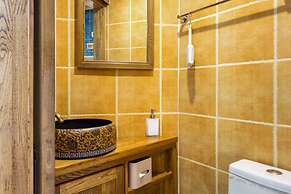 Welcome Home Courtyard - Back Lakes View