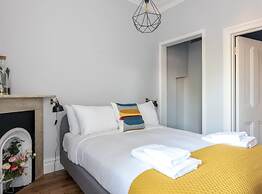 Stunning Flat Near the Beach & Trains